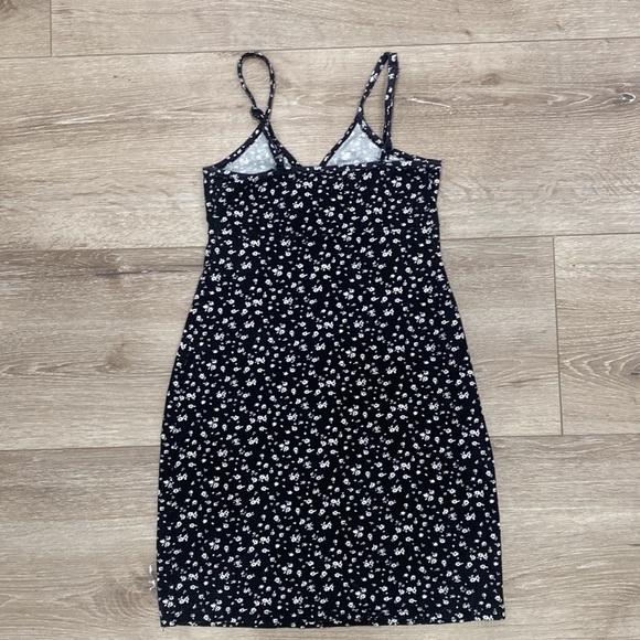 Tilly’s women’s floral mini dress in size small!! - Picture 4 of 4